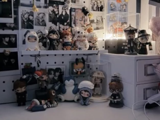 maesaur's tweet photo. guys wtf the secret hirono i pulled at the airport and later gave to JL is front and center on his desk i’m gonna crash out 😭😭😭 https://t.co/68sGjvPs6e