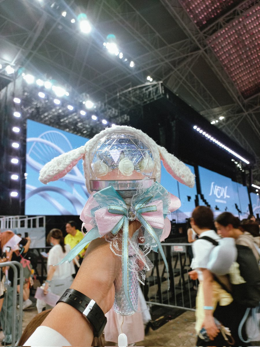 migooberry's tweet photo. dear seventeen, i'll cherish these moments forever. until our paths cross again💖🙌🏻💫

#SEVENTEEN_NEW_IN_SINGAPORE 
@pledis_17 https://t.co/CrZISelegN