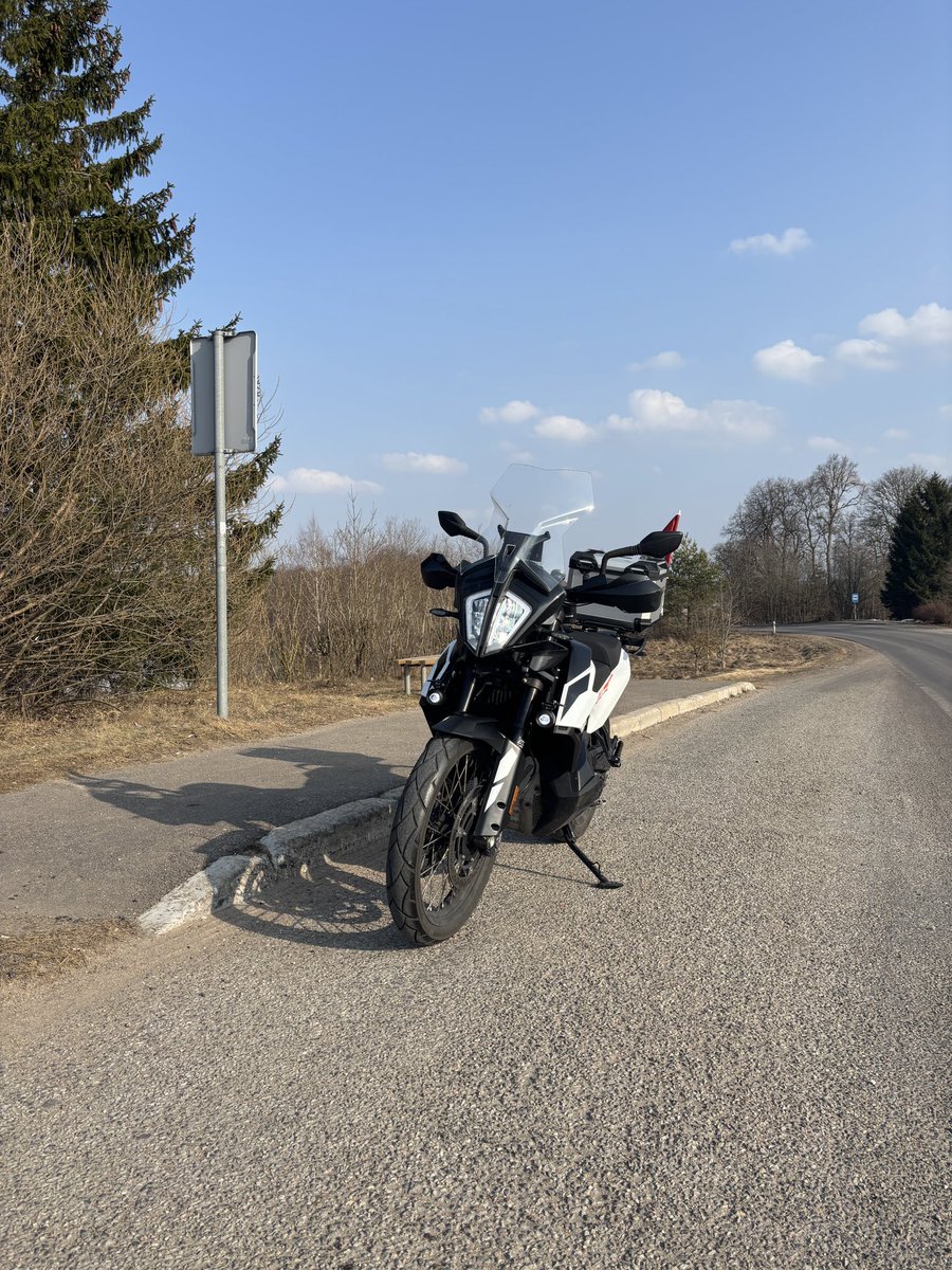 Vėliava pakabinta, pagarba atiduota, žirgas prajodytas. Su Kovo 11 visus.
