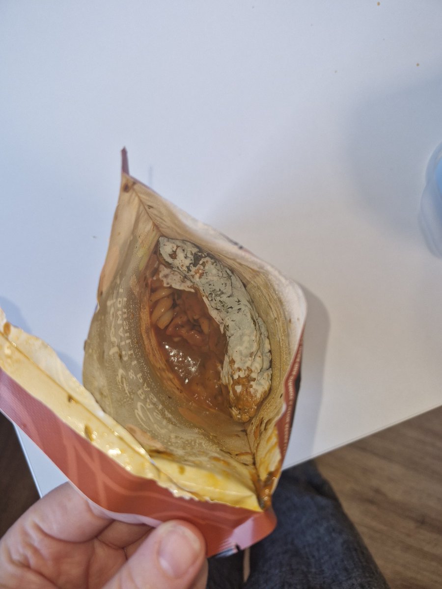 Lowrilooo's tweet photo. Got to love opening up your lunch to find a very large lump of mould 😭😭😭
@AldiUK sort it out https://t.co/PDsM3U2RnN