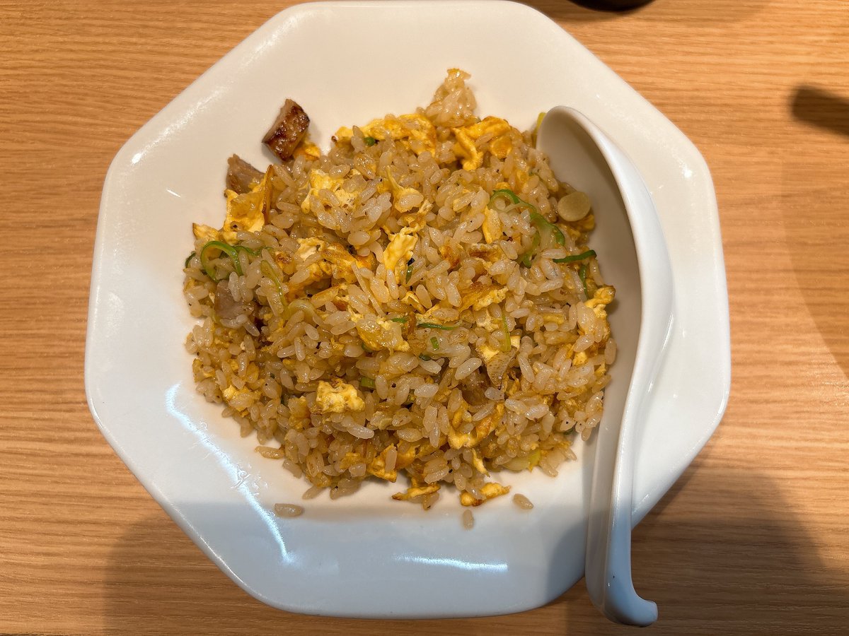 赤ふじ
醤油らぁめん
半炒飯

優しい味で美味しい☺️