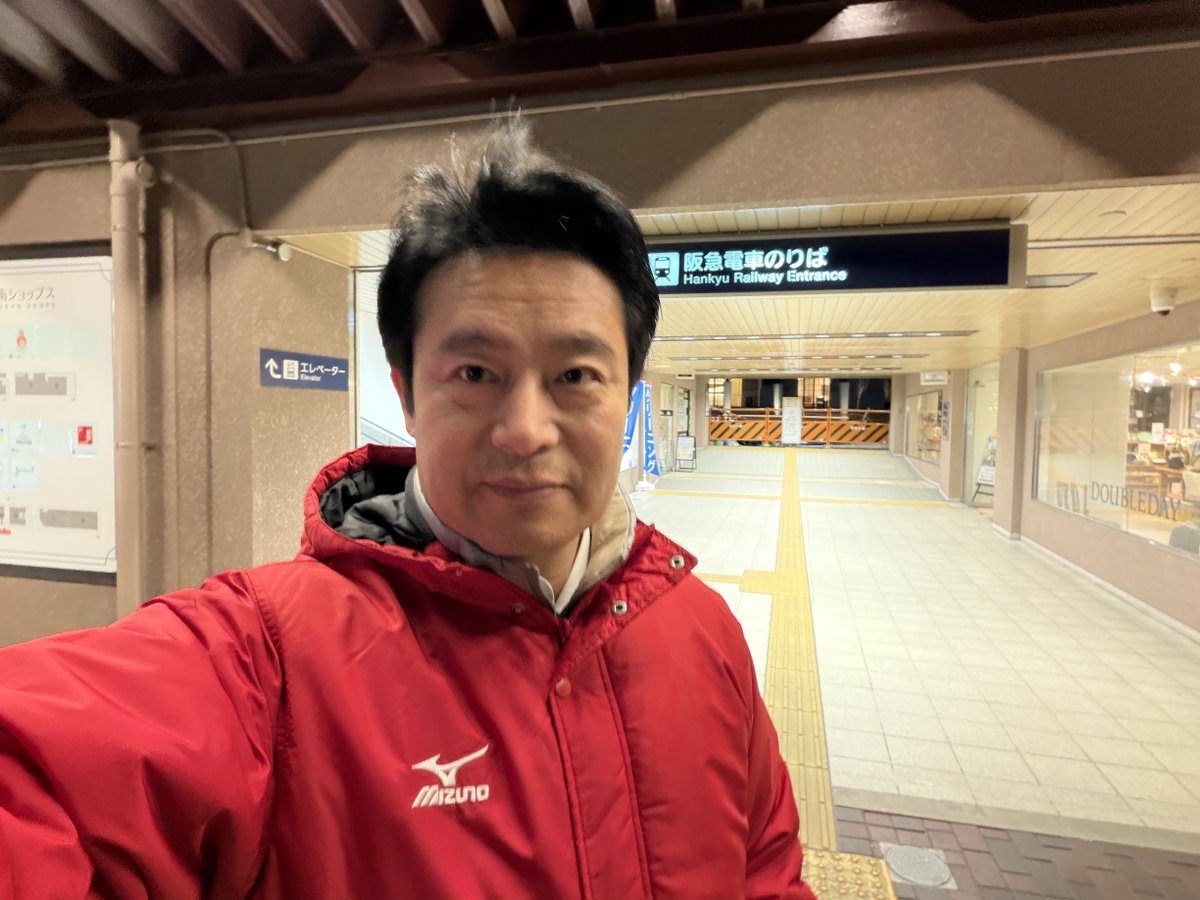 今晩は宝塚南口駅前で街頭活動。活動報告書「月刊！桜井シュウ」の182号を配布しました。

#前衆議院議員
#桜井シュウ　
#宝塚南口 
#今津線