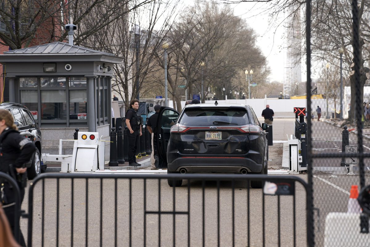TheNewsTrending's tweet image. #BREAKING: A van crashed through security barricades near the White House at Vermont Ave &amp;amp; H St NW this morning; Secret Service detained the driver with no injuries reported.

Area locked down.

Pictures via @PenguinSix