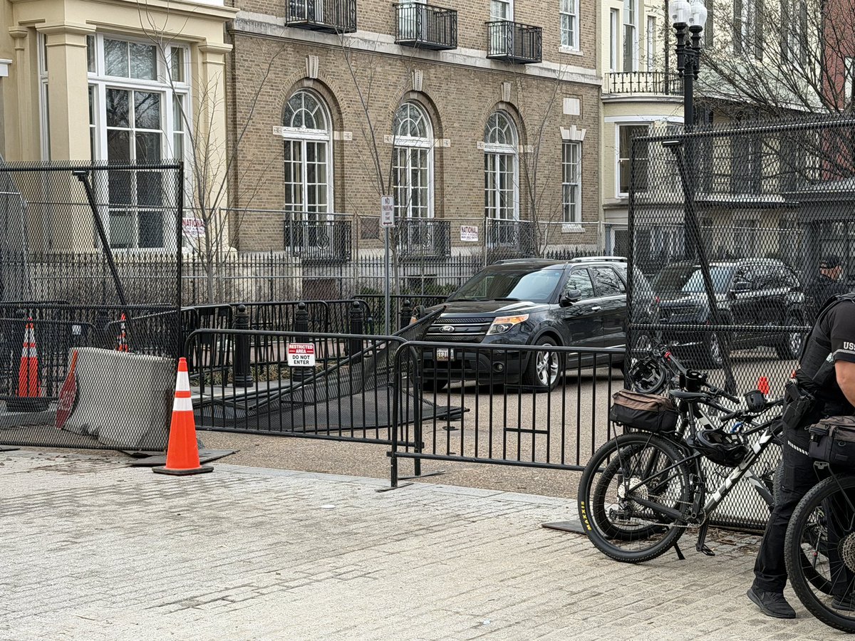TheNewsTrending's tweet image. #BREAKING: A van crashed through security barricades near the White House at Vermont Ave &amp;amp; H St NW this morning; Secret Service detained the driver with no injuries reported.

Area locked down.

Pictures via @PenguinSix