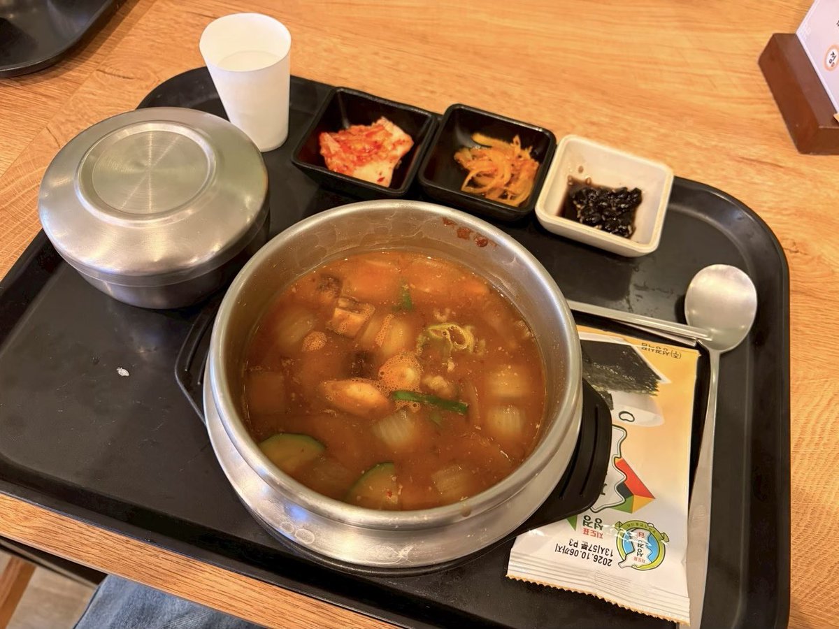 ゆのぴ兄弟が行ってた空港のお店、ペンミ帰りに寄ったお店でした🥹
同じ席でした🥹
こんなの初めて🥹
ヨレヨレの紙のコップでお水飲むの楽しかった思い出🥹