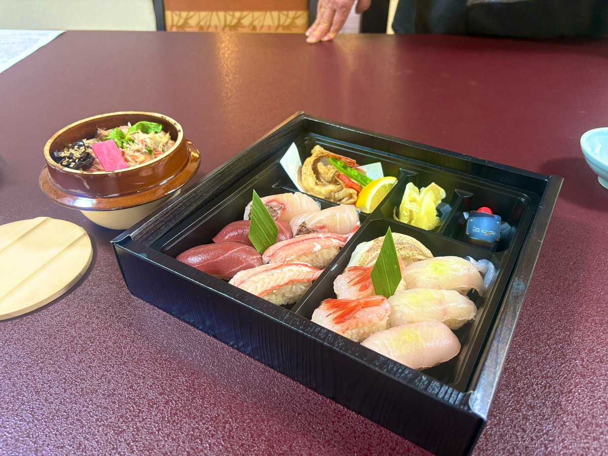 【えちごトキめき鉄道】ホリデーライナー限定出前販売🍱🥤

14日の注文締切まで後2時間！
画像では伝わりづらいですが、かなりボリュームがありとても美味しいですよ👍

事前注文制です！注文方法はチラシを確認下さい😆

#えちごトキめき鉄道　#トキ鉄
#TOKIトレイン　#ホリデーライナー　#新北陸色