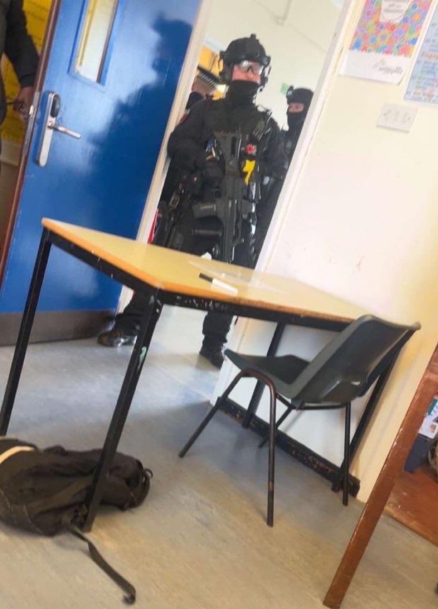 🚨BEING A CHILD IN BRITAIN IS TERRIFYING NOW

A 10 year old girl was stabbed today
The school went into lockdown
Armed police arrive

OUR CHILDREN SHOULDN'T HAVE TO LIVE LIKE THIS