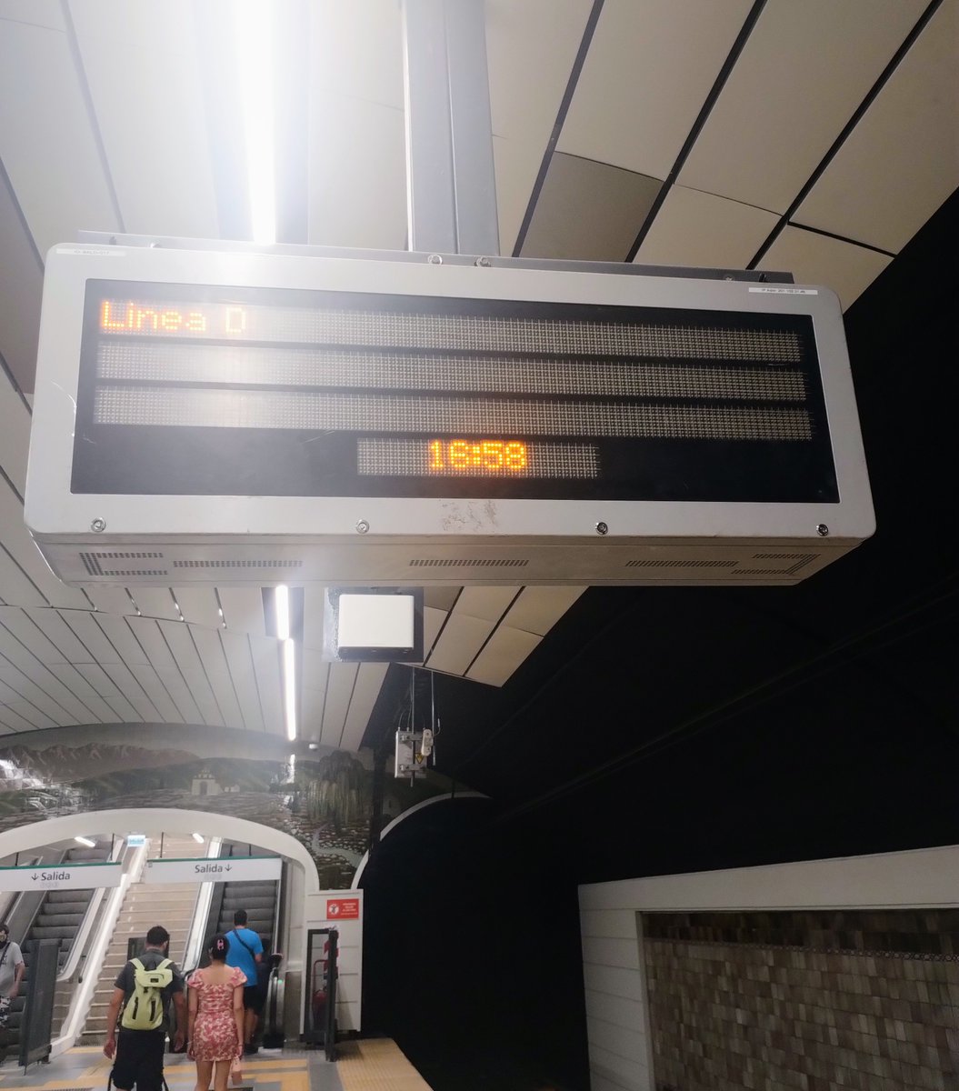 Alicia_CS_'s tweet image. Carteles indicadores en la recientemente inaugurada Plaza Italia. No sirven ni para reloj (las fotos fueron sacadas en el mismo instante y la hora es distinta) @basubte @gcba @AguanteCerebro #subte #linead
