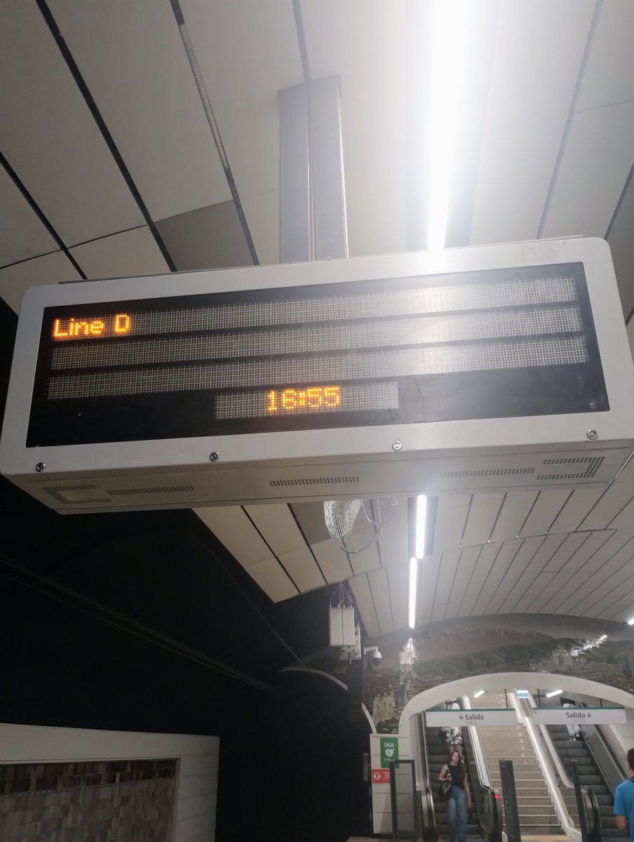 Alicia_CS_'s tweet image. Carteles indicadores en la recientemente inaugurada Plaza Italia. No sirven ni para reloj (las fotos fueron sacadas en el mismo instante y la hora es distinta) @basubte @gcba @AguanteCerebro #subte #linead