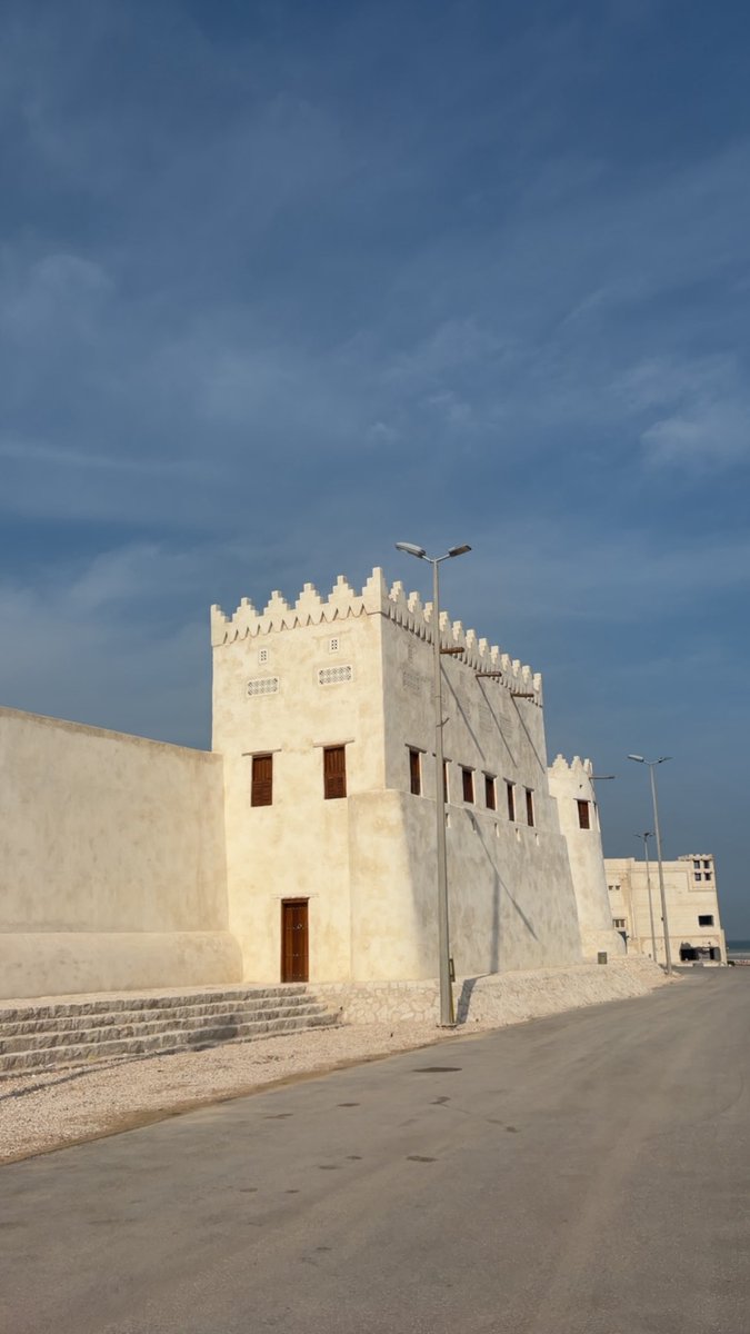Hassn74373803's tweet photo. قصر الفيحاني 📍جزيرة دارين - القطيف

بُني القصر عام 1303هـ تقريباً على يد الشيخ محمد بن عبدالوهاب الفيحاني، وهو أحد أشهر تجار اللؤلؤ في الخليج ووجيه عُرف بكرمه وعلاقاته الواسعة مع حكام المنطقة. اختار "دارين" لموقعها الاستراتيجي كميناء حيوي آنذاك. 🏛️ https://t.co/gMXJh2AYph