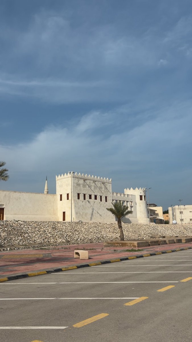Hassn74373803's tweet photo. قصر الفيحاني 📍جزيرة دارين - القطيف

بُني القصر عام 1303هـ تقريباً على يد الشيخ محمد بن عبدالوهاب الفيحاني، وهو أحد أشهر تجار اللؤلؤ في الخليج ووجيه عُرف بكرمه وعلاقاته الواسعة مع حكام المنطقة. اختار "دارين" لموقعها الاستراتيجي كميناء حيوي آنذاك. 🏛️ https://t.co/gMXJh2AYph