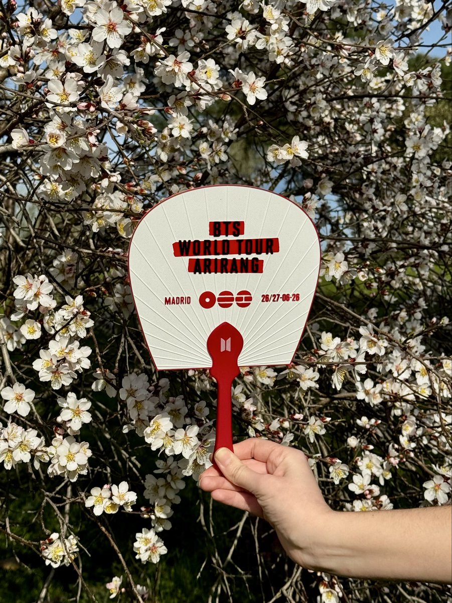 maiojam's tweet photo. Abanicos coreanos (personalizables) y PC holders para el Tour de BTS ARIRANG, no te quedes sin el tuyo y escríbeme! 🥰💜 
Envíos a toda Europa!  
Síguenos en insta: https://t.co/WRyTjVK5zJ y en tiktok: indigogoodsmadrid 🪭 
#bts #arirang #BTSISCOMING #BTSARMY #BTSTour2026 #EUROPE https://t.co/a7t9iLbeNa
