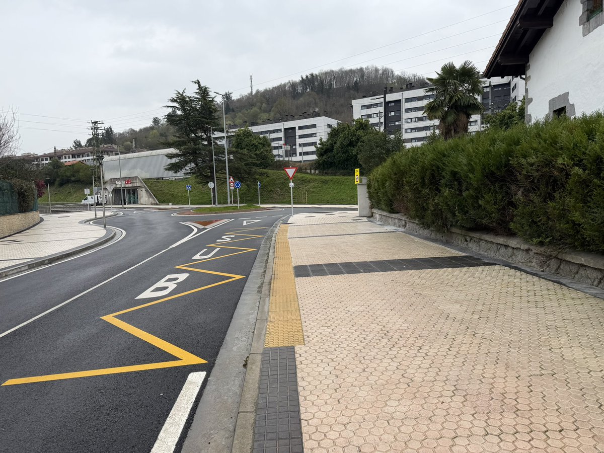 🚌 El PSE-EE de #Andoain ha solicitado la reposición de las marquesinas de autobús en Ama Kandida

❌Meses después de finalizar las obras, l@s usuari@s del transporte público siguen sin un elemento básico que les proteja de la lluvia y mejore la espera

🔗 labur.eus/sizsijru