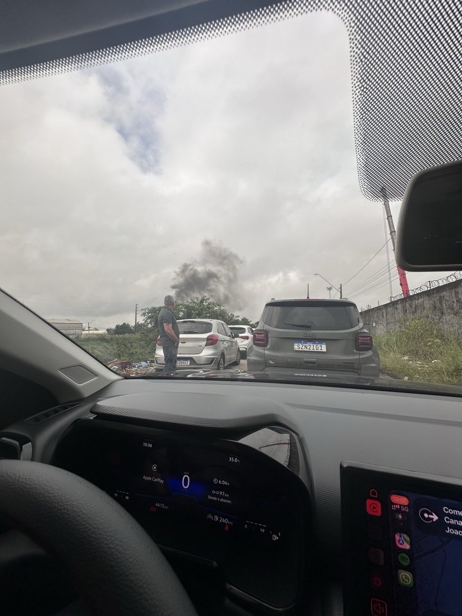 kerolpro's tweet photo. há mais de 2 horas parada no mesmo lugar e até agora nenhum policial apareceu para organizar a situação. Trânsito completamente travado e ninguém para orientar ou ajudar. @helderbarbalho @igornormando @BelemCitty @BelemNoticiass https://t.co/G4FDO73uK0