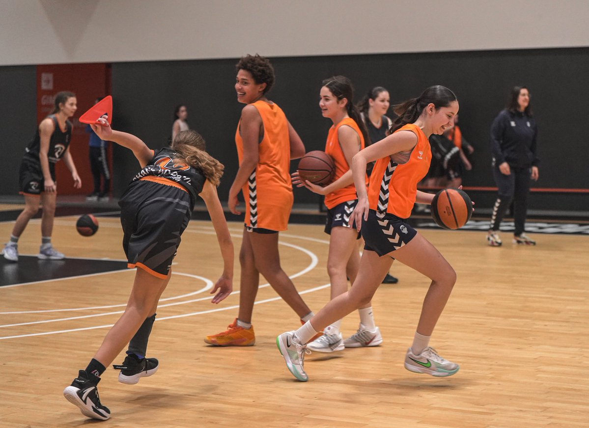 LAlqueriaVBC's tweet photo. 🇸🇮🏀 𝐕𝐁𝐂 𝐀𝐂𝐀𝐃𝐄𝐌𝐘

Entrenamiento conjunto entre Champ Academy Slovenia y nuestro Alevín Naranja Femenino en @LAlqueriaVBC 🏀

Una experiencia única para aprender, compartir y disfrutar del baloncesto juntos 😄🍊 https://t.co/72uX3pJIbq