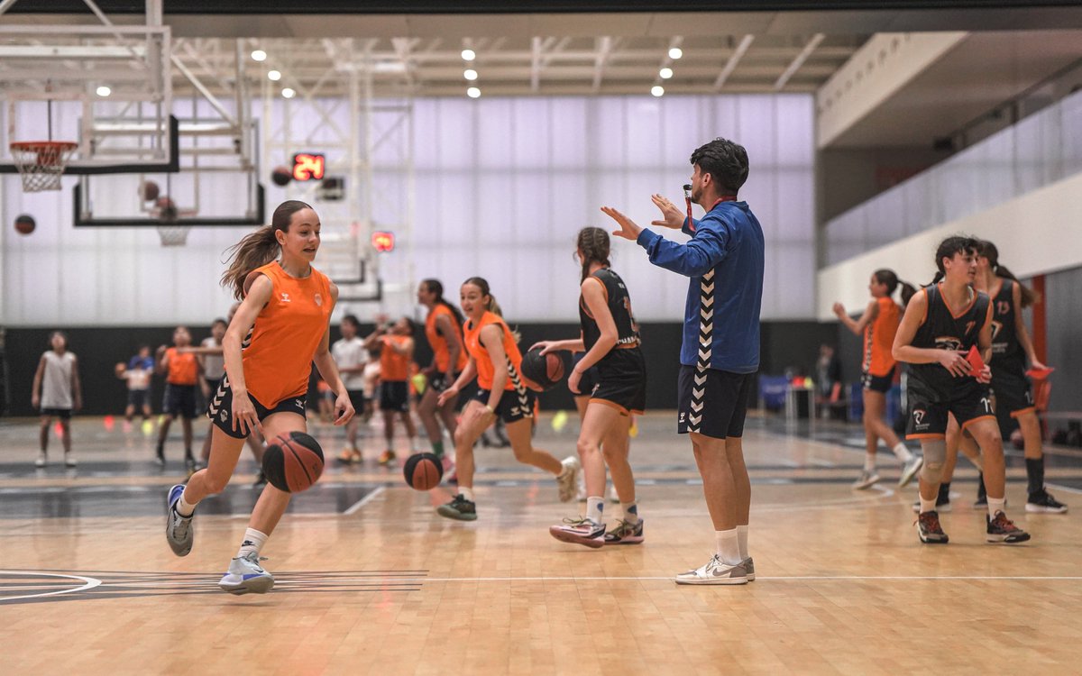 LAlqueriaVBC's tweet photo. 🇸🇮🏀 𝐕𝐁𝐂 𝐀𝐂𝐀𝐃𝐄𝐌𝐘

Entrenamiento conjunto entre Champ Academy Slovenia y nuestro Alevín Naranja Femenino en @LAlqueriaVBC 🏀

Una experiencia única para aprender, compartir y disfrutar del baloncesto juntos 😄🍊 https://t.co/72uX3pJIbq