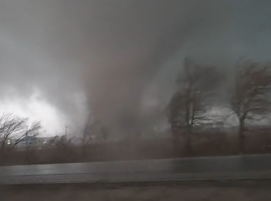 Viadon_Inc's tweet photo. A tornado hit Kankakee IL yesterday. Viadon is 20 miles north, but most of us live in the Kankakee area. We're all fine - just a few damaged windows. But there was a lot of damage elsewhere. If you wish to do so, you can assist our community (see next post): https://t.co/tKvscmecug