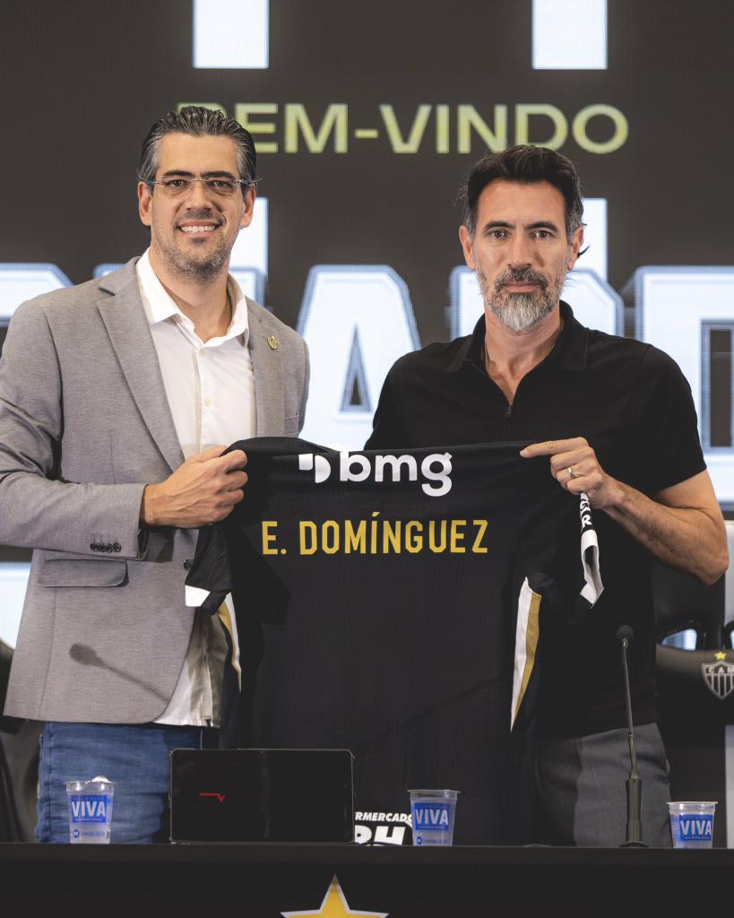 canalbicagalo's tweet photo. 🧔🏻‍♂️ BARBA DE MOLHO

Escrevo essa coluna após a perda do título mineiro para o time azul abundante de vaidade e de botinadas também.

Estranhei a combinação de presunção com competitividade para quem sempre desprezou o campeonato desde o século passado, taxando-o como rural. O hepta se foi, mas para nós permanecem pontos que o Barba Dominguez precisa analisar para o restante da temporada.

Hulk deixou de ser titular incontestável e jogador decisivo desde o ano passado. O técnico portenho precisará buscar outras peças para turbinar o ataque alvinegro. Aliás, o time pisa raramente na área, dificultando a construção ofensiva.

Victor Hugo, melhor contratação da temporada, é um dos poucos jogadores do Galo que consegue ser letal, aproveitando dos espaços deixados pelos adversários, que sempre se preocupam com o Gigante Esmeralda.

Nesse setor é que nosso técnico tem que botar a "barba de molho". A combinação de orientação ofensiva com a entrada de novas peças no ataque nos permitirá a sair dessa seca de gols. 

Outra questão que o Barba tem que se atentar é a utilização imediata dos reforços ou da base para esse ano. Eles precisam de minutagem e nós de novidade na escalação ou durante os jogos, pois sabemos de cor e salteado para que lado será o drible do Bernard, o passe do Igor Gomes ou o cruzamento do Scarpa.

Quanto à defesa tão criticada por todos, a solução foi instantânea. Barba recuou as linhas sem a necessidade do zagueiro portenho salvador.

Lembrem que no ano passado jogavamos com 3 zagueiros e a transição para dois que ocorreu nesse ano causou bastante estrago à meta do Everson. Dominguez chegou e trancou o poleiro. Simples assim.

Galo está em estado de alerta! E o Barba terá que correr com mudanças no time titular, nas opções de banco e na estratégia de jogo para afastarmos o fantasma da B que já assolou BH durante 3 anos seguidos.

Texto produzido por: @thgalodoido - Thiago Martins, comentarista do @canalbicagalo
📸 Pedro Souza/Atlético-MG