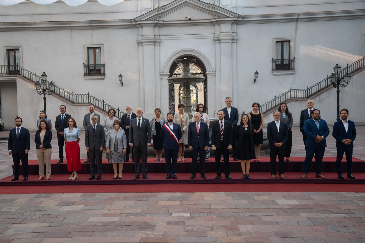 El Presidente de la República, Gabriel Boric Font, encabezó la última fotografía oficial junto a su gabinete de ministras, ministros, subsecretarias y subsecretarios 🇨🇱
