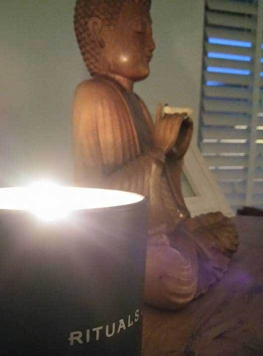 RalphDost's tweet photo. Hè, te veel licht. 
Hè, te weinig licht. 
Ik kan niet lezen bij dit licht als ik op de bank zit. 
Romantisch tafelen met dit kille licht kun je beter met je ogen dicht doen. En op de slaapkamer is het al niet veel beter...

Herkenbaar als je in een vakantiewoning bent? https://t.co/T5HJ0YmM9p