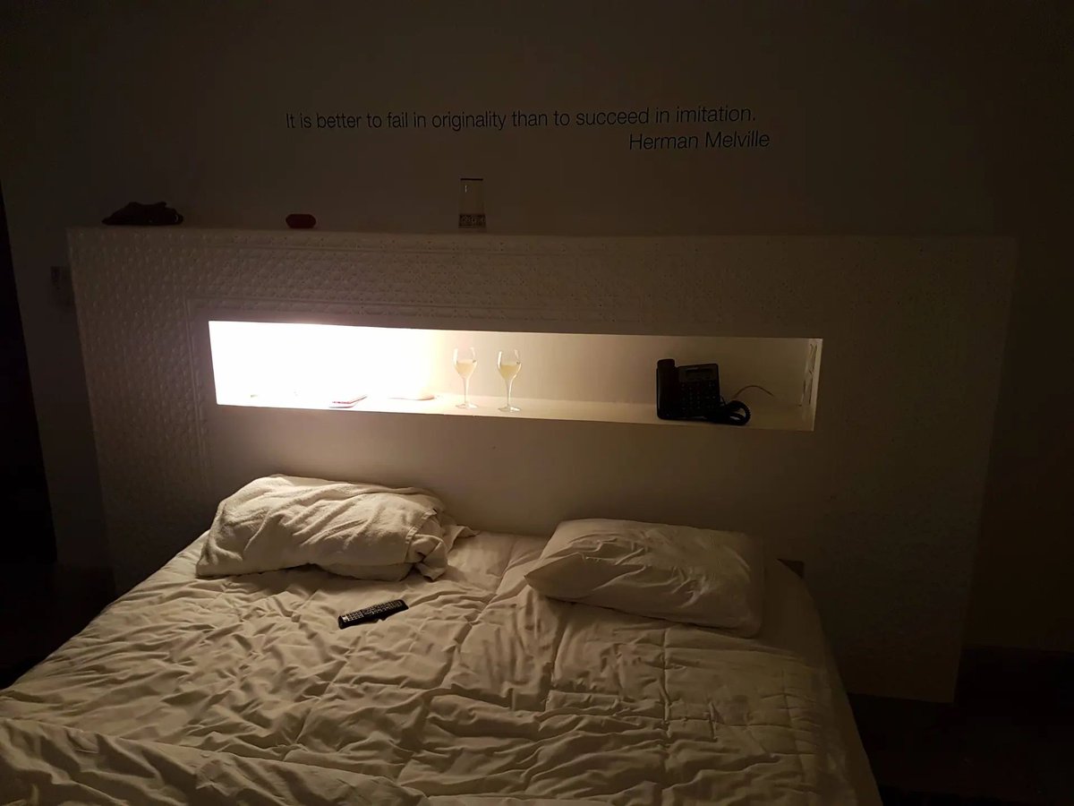 RalphDost's tweet photo. Hè, te veel licht. 
Hè, te weinig licht. 
Ik kan niet lezen bij dit licht als ik op de bank zit. 
Romantisch tafelen met dit kille licht kun je beter met je ogen dicht doen. En op de slaapkamer is het al niet veel beter...

Herkenbaar als je in een vakantiewoning bent? https://t.co/T5HJ0YmM9p