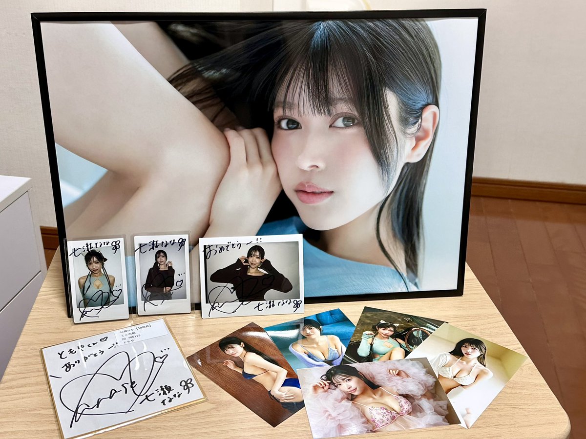 T0M0YEAH_Z502's tweet photo. 昨年末に開催されたオンラインサイン会にて購入した2026年カレンダー10本と特典の数々がついに我が家に届きました！

アクスタやチェキ、生写真、色紙とななちゃんがたくさんでめちゃくちゃハッピー✨

カレンダーに書き込んで貰った誕生日メッセージには感動しました🥺🤍

#七瀬なな 
#MUVUS https://t.co/zlEBZ9joZk
