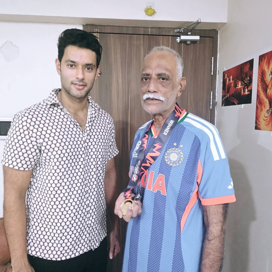 SonalPatel2109's tweet photo. વર્લ્ડ કપ જીત્યા બાદ શિવમ દુબેએ પોતાના પિતાને વર્લ્ડ કપ મેડલ સોંપ્યો અને કહ્યું:- "The real hero of my life🤎🤎🤎🤗🤗🤗🥹🏆

#ShivamDube #TeamIndia #T20WC2026 https://t.co/ptQkpK6Fnb