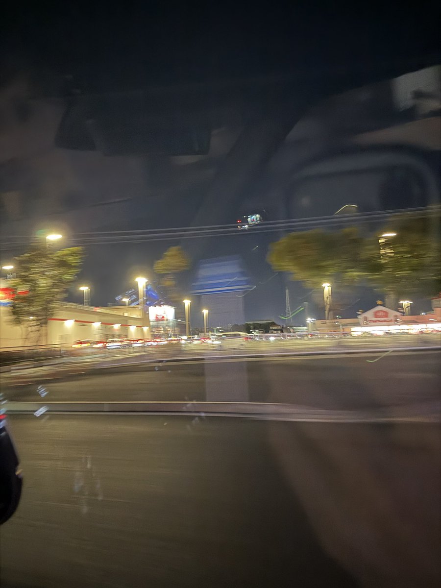 N1RS2000's tweet photo. 閉店間際ならコストコのガソスタも空いてるやろって行ってみたらコレ。笑
敷地内も各入り口から入ってきた車でごったがえしてる😇
価格高騰の影響怖すぎぃ😱
ちなみに私は単純にガソリンが無かったので入れに行っただけです😂
とりあえずコスモで入れておきました⛽️ https://t.co/w5e7PDEELj