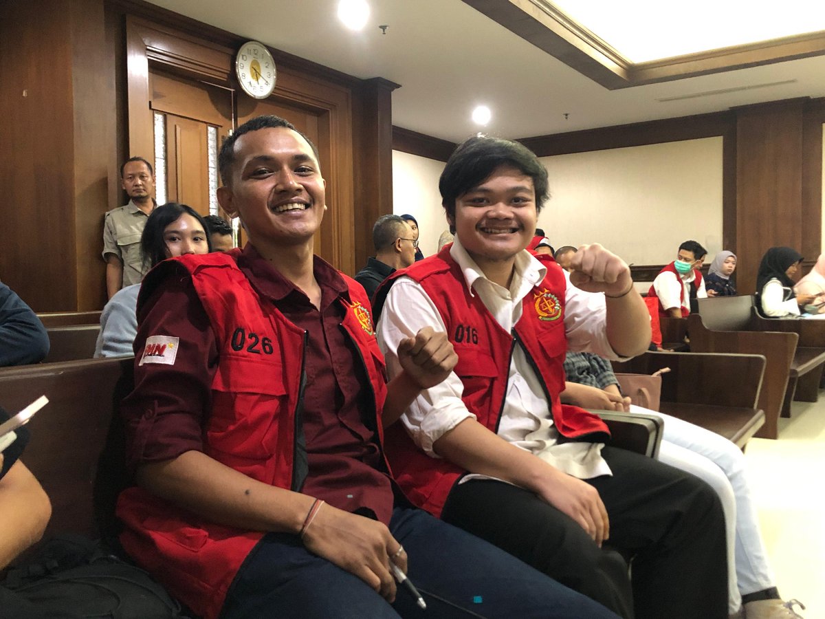 🚨 BREAKING: Gerry dan Reyhan diputus bersalah. Vonis penjara 6 bulan 15 hari.

FYI, Reyhan disiksa saat diperiksa oleh polisi. Menurut pengakuannya, bahkan diancam dibakar. Sakit.