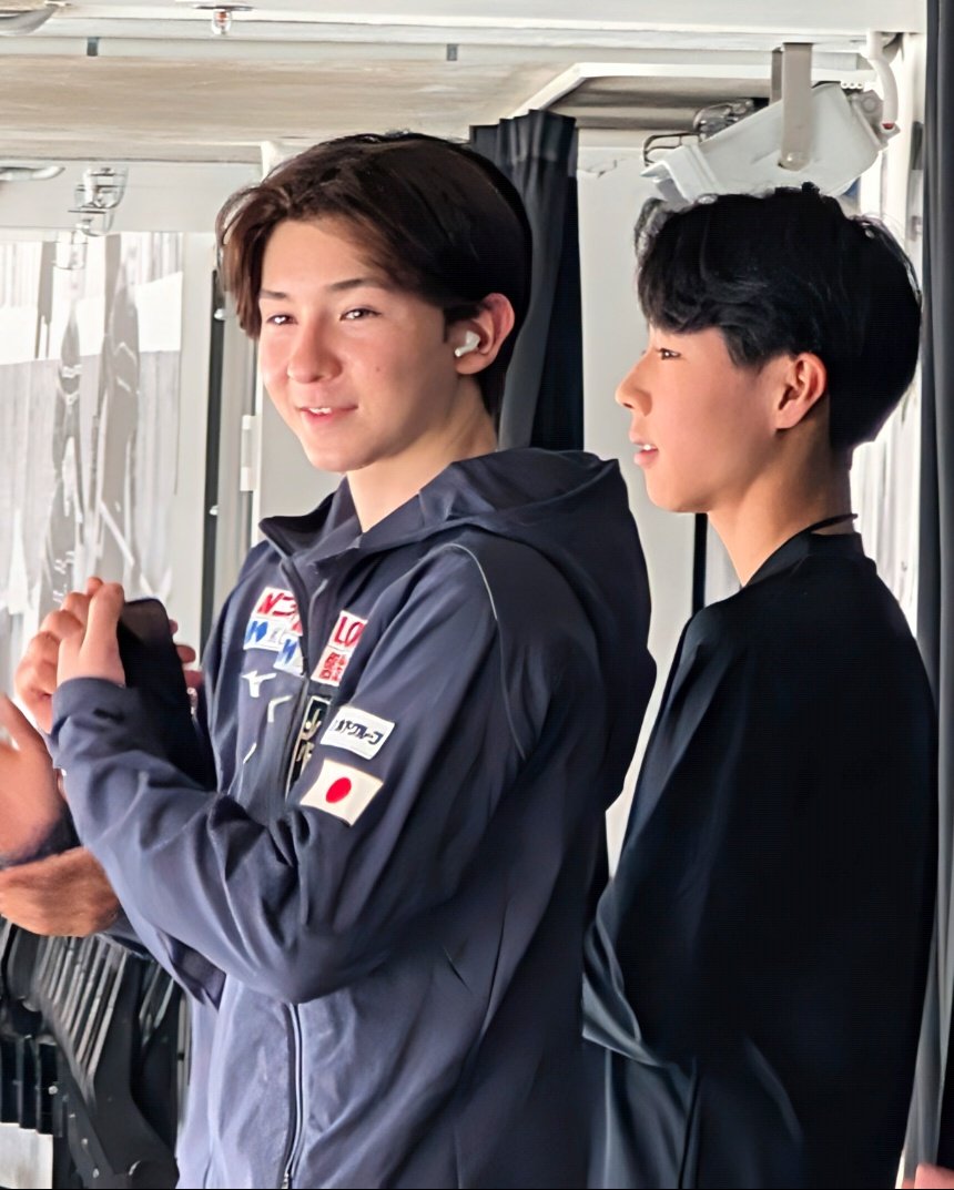 JUJUJU616893's tweet photo. 3/3 メインリンク観客席　3人で仲良く他の選手の練習を見にきていた
#世界ジュニア #JWFigure #JuniorWorlds https://t.co/p8u9Zim3vY