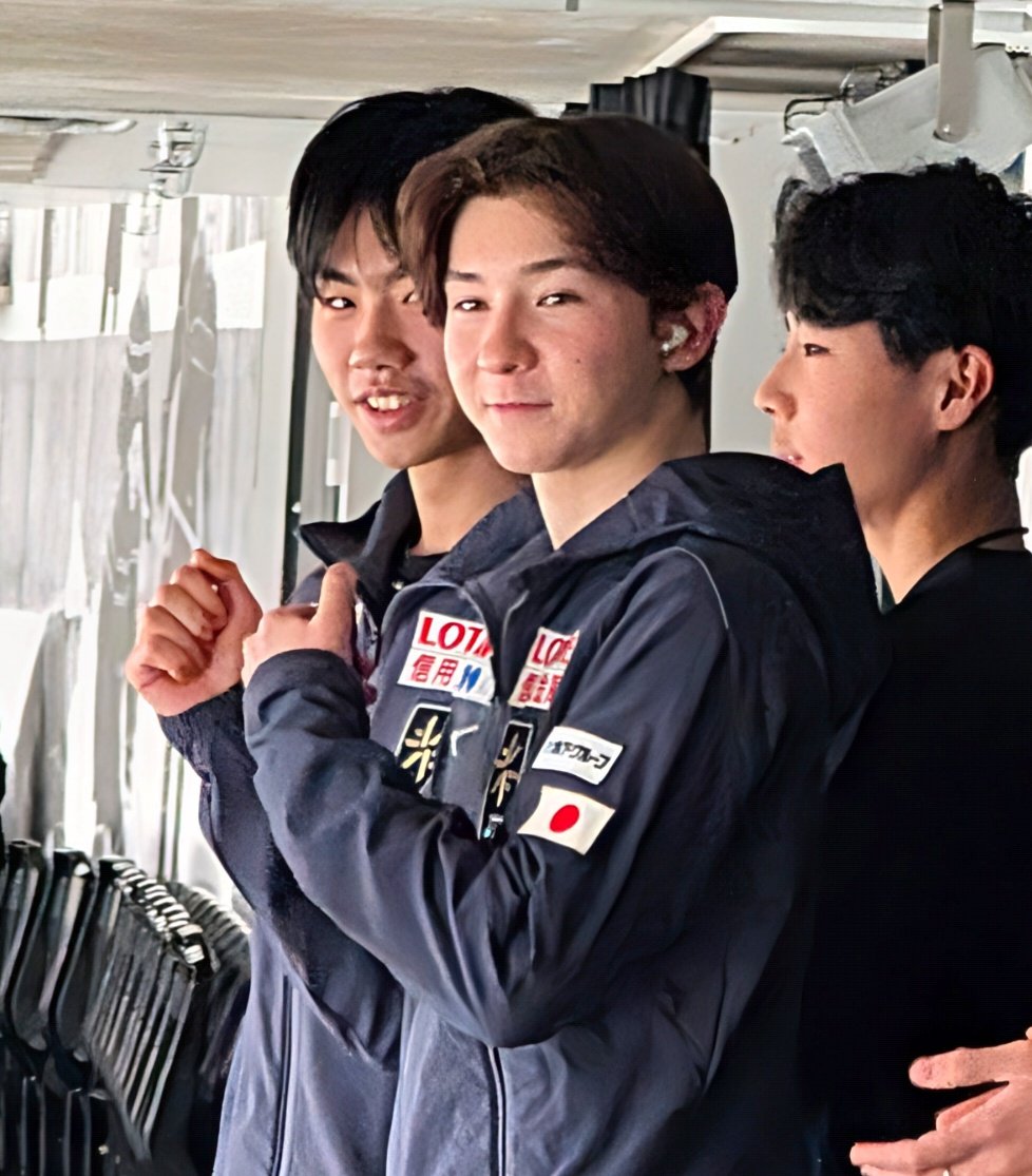 JUJUJU616893's tweet photo. 3/3 メインリンク観客席　3人で仲良く他の選手の練習を見にきていた
#世界ジュニア #JWFigure #JuniorWorlds https://t.co/p8u9Zim3vY