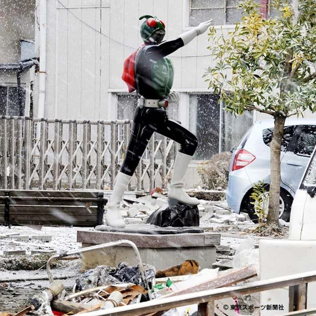 Em 11 de março de 2011, há 15 anos, ocorreu o grande terremoto e tsunami de Tohoku.  

A estátua do Kamen Rider, que fica na cidade de Ishinomaki, em Miyagi permaneceu de pé, no meio de toda a destruição, se tornando um símbolo de esperança e força
