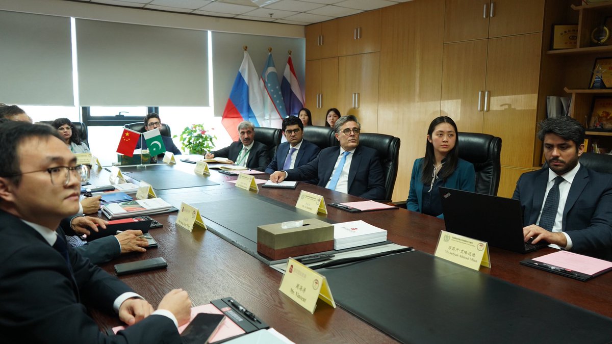 KhalilHashmi's tweet photo. Visited headquarters of Tang International Education Group today in Beijing. Interacted with its President Mr. Li Jinsong and his team. Lauded the Group's contributions towards 🇵🇰🇨🇳 cooperation in education and Technical & Vocational Education and Training (TVET).
Briefed the Group on Embassy's drive to integrate TVET resources with ongoing investment mobilization efforts in 21 priority sectors. Encouraged 
Tang International to partner with Embassy efforts in developing win-win projects for talent and skills development in Pakistan by leveraging the industry-academia integration model.

@ForeignOfficePk  @NAVTTCOfficial @investinpak  @mincompk  @sifcpakistan  @tdap_official  @PakinChina_  
今天在北京拜访了唐风国际教育集团总部，并与集团总裁李劲松先生及其团队进行了交流。赞赏该集团为🇵🇰🇨🇳教育合作及技术与职业教育培训领域合作作出的贡献。

向集团介绍了使馆正在推进的技术与职业教育培训资源整合工作，以及将此项工作与当前21个优先领域投资动员相结合的相关举措。鼓励唐风国际教育集团发挥产教融合模式优势，与使馆一起，共同打造巴基斯坦人才与技能培养领域的双赢项目。