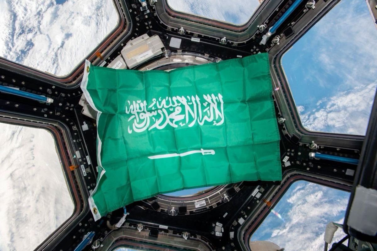 عَلَم المملكة العربية السعودية يزيّن محطة الفضاء الدولية 🇸🇦
