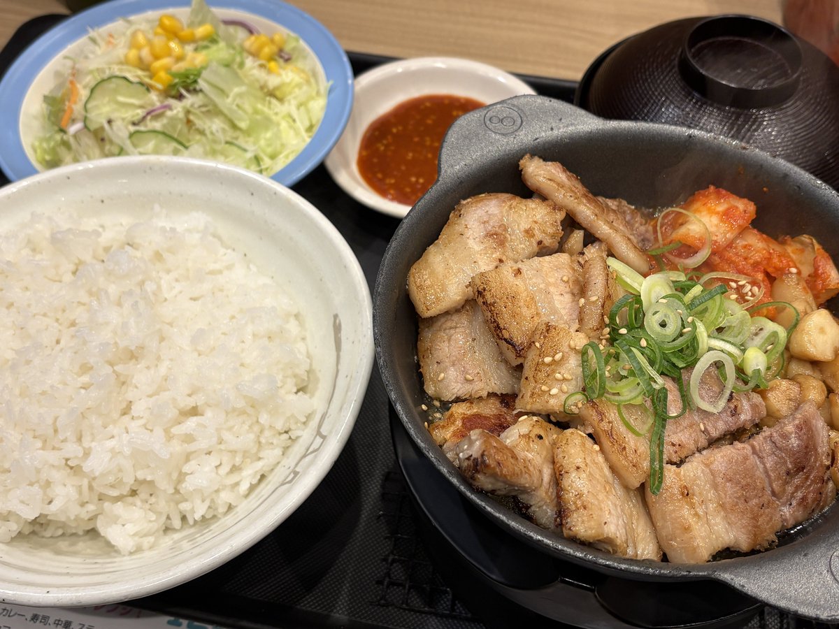 松屋のサムギョプサル定食美味かった〜！
ずっとアツアツで食べられるのが良いね😆