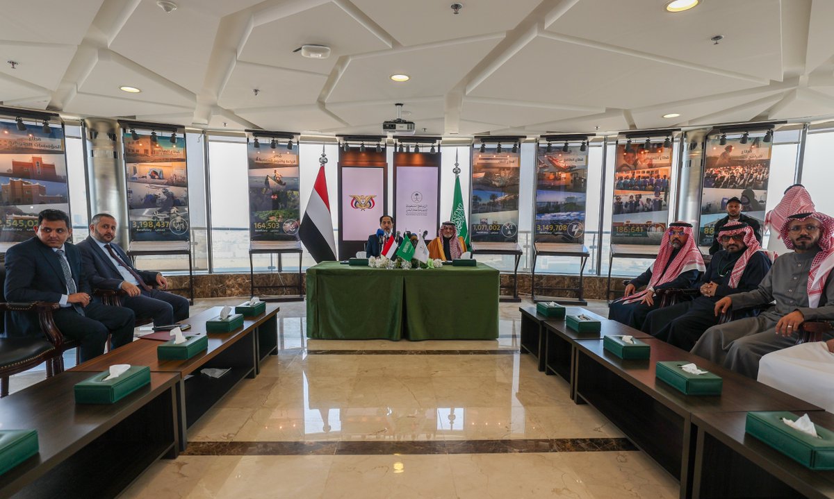 وقّع #البرنامج_السعودي_لتنمية_وإعمار_اليمن اتفاقية تعاون مشترك مع وزارة الشباب والرياضة في الجمهورية اليمنية، مثّل البرنامج سعادة مساعد المشرف العام م. حسن العطاس، فيما مثّل الوزارة معالي الوزير أ. نايف البكري، وذلك في مقر البرنامج بمدينة #الرياض، بحضور معالي وزيرة التخطيط