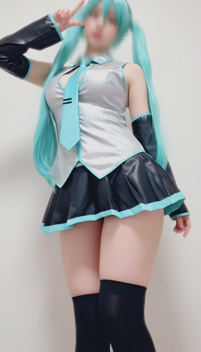 motimoti_11_26's tweet photo. 初音ミクの日の投稿にたくさんの反応を頂き本当ありがとうございますっ(＞人＜;)✨
皆さまからのリプやDMに中々お返事出来なくてごめんなさいぃぃ💦
嬉しかったので少し追加で撮影してみました
衣装の中は縞々柄のビキニを着ているのですが
そちらはnoteの全体公開の方でアップする予定です(*´ω｀*)🤙 https://t.co/dWIwAZrOa8