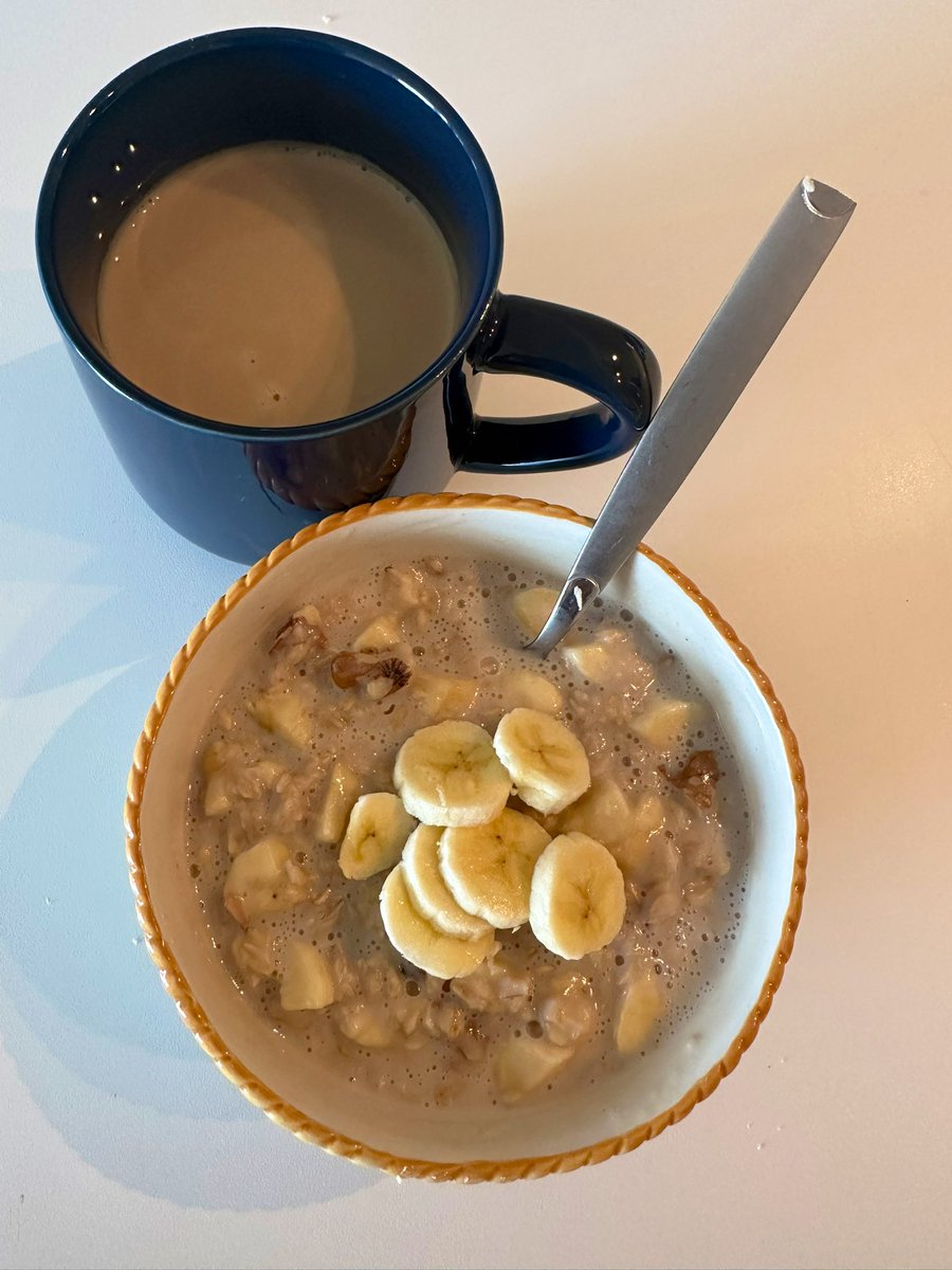 free_style_chef's tweet image. A reliable breakfast.  

Overnight milk oats warmed up and then combined with banana and walnuts. 

#brekkie #oatmeal #fruit