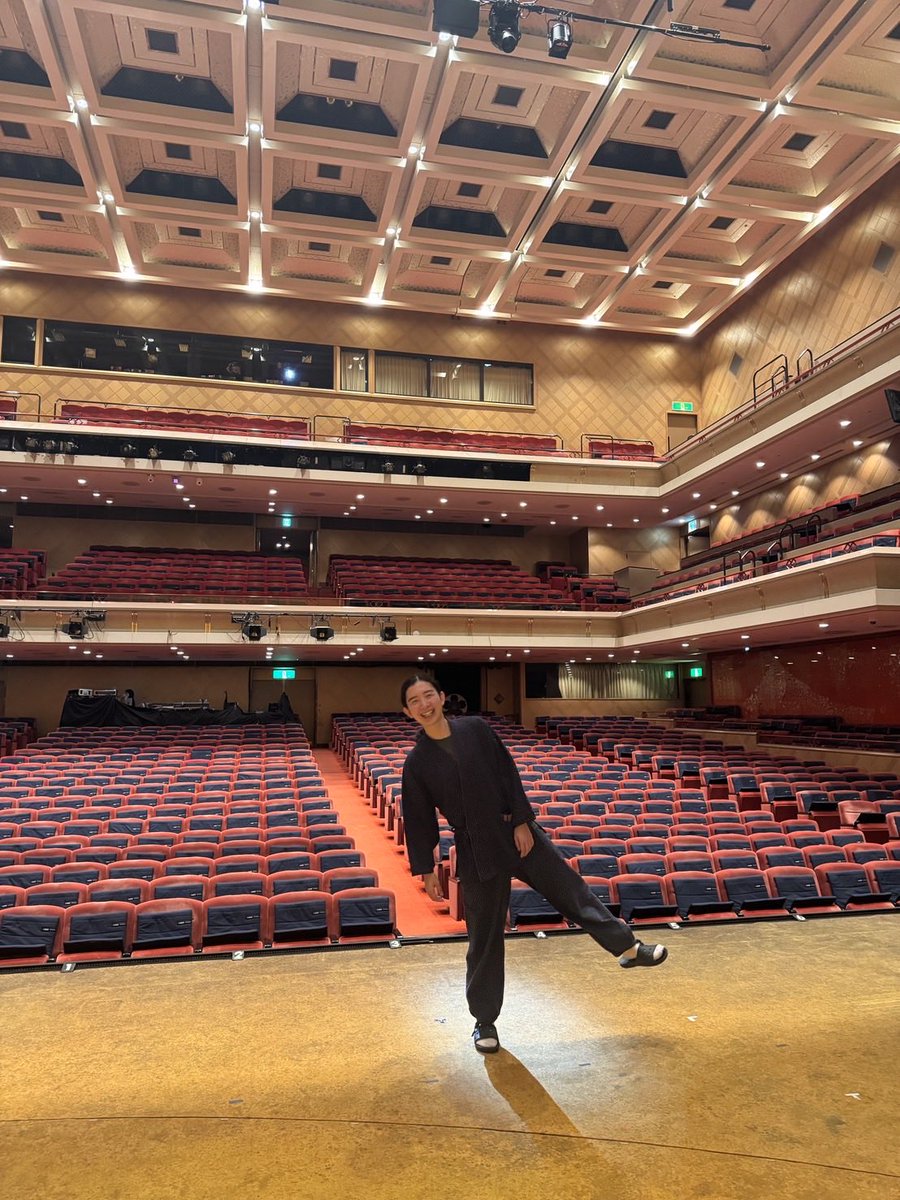今日もご来場ありがとうございました！
明日12日は13時〜の貸切公演です！

3月11日。この日になると毎年、あの時なにしてたー？と話します。
全部はできないかもしれないけれど、忘れてはいけないことを語る責任を噛み締めています。

萌歌さんが撮ってくれたアップ中のわたし😆
#大地の子 #明治座
