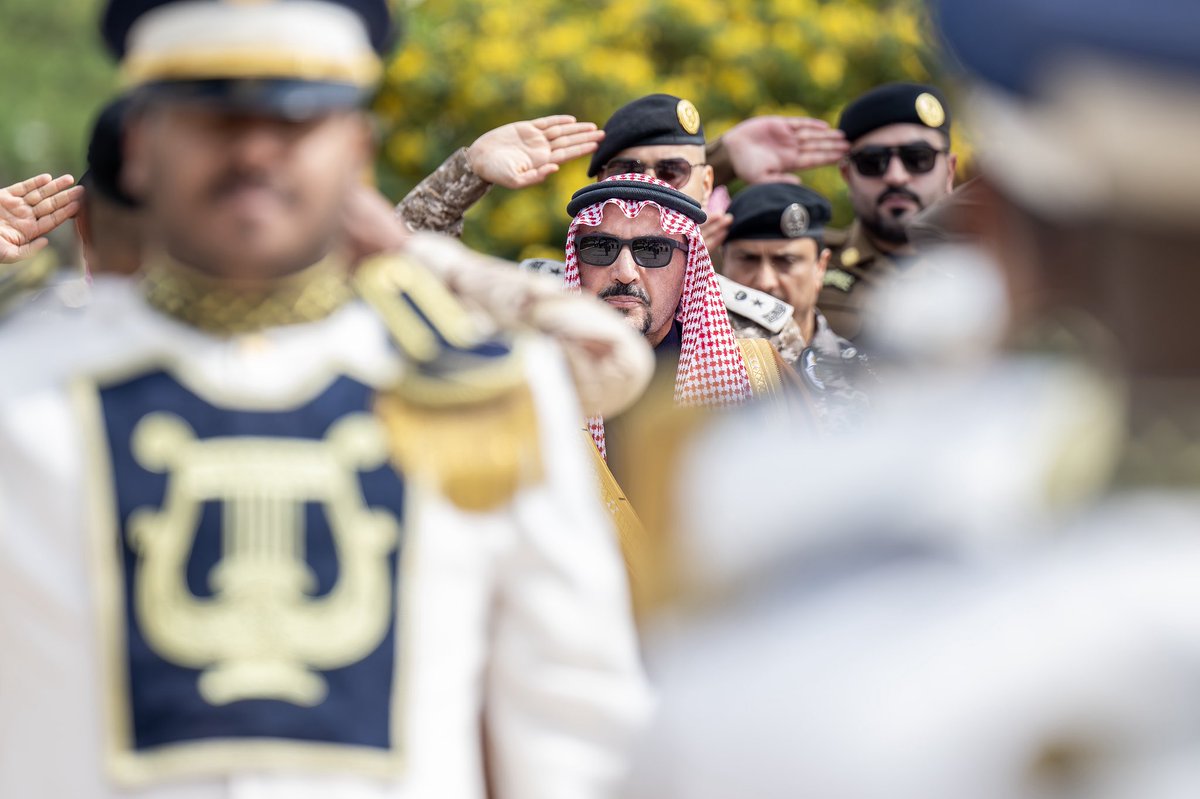 i7mza's tweet photo. يعد ميدان التوحيد أحد المعالم الوطنية، ويضم سارية للعلم بارتفاع 75 مترًا، و13 سارية للعلم، تحيط بها 66 نخلة، إلى جانب برج تراثي..

سمو #أمير_منطقة_القصيم يرفع سارية العلم في ميدان التوحيد احتفاءً بـ #يوم_العلم. https://t.co/5Lj1Cu78yi