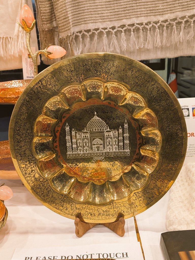 r42156008's tweet image. Admiring the stunning details of this brass plate featuring theTaj Mahal at the Indian Movie Festival. 🇮🇳✨ A beautiful piece of Indian craftsmanship right here in Tokyo. Intricate patterns that tell a story of heritage. 🎨🎥
​#TajMahal #IndianCulture #EmbassyOfIndia #TokyoEvents