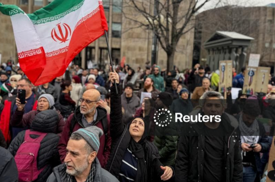 Mila8654's tweet photo. Toronto streets: Iranian flags waving against pro-Israel/US crowds. Tensions boiling over here too. America divided on this war. Which side you on?  #IranConflict #Protests #USPolitics https://t.co/MM0fKh0ZPq