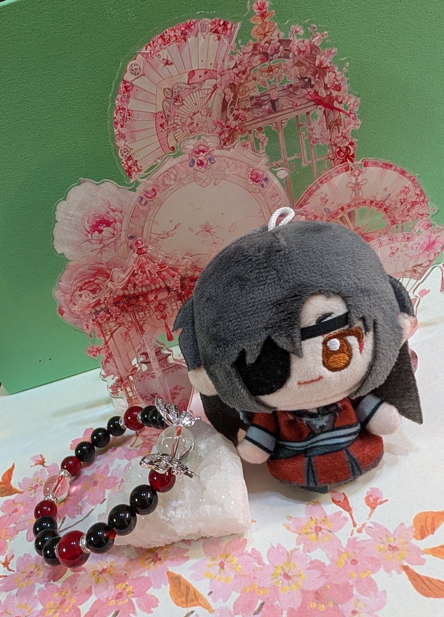 晴さん(<a href="/Haru_svsss9/">晴</a>)にオーダーしていたブレスレットが届いた!使われている石が本当にキレイ♡ずっと待っていたから手元に届いてうれしい😆もう少し待てば家の前の桜が満開になるから、そしたら桜の木の下でブレスレット着けて撮りたいなぁ。