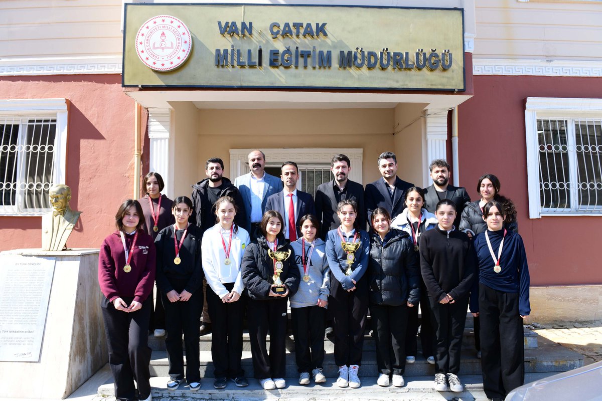 Başarılı Halk Oyunları Ekibinden İlçe Milli Eğitim Müdürümüze Ziyaret.
catak.meb.gov.tr/www/basarili-h…
<a href="/tcmeb/">Millî Eğitim Bakanlığı</a> <a href="/Yusuf__Tekin/">Yusuf Tekin</a> <a href="/tcvanvaliligi/">T.C. Van Valiliği 🇹🇷</a>
<a href="/valiozanbalci75/">Ozan Balcı</a> <a href="/VanilMem/">Van İl Milli Eğitim Müdürlüğü</a> <a href="/bycandiroglu/">Bilal Hoca</a>
<a href="/CatakKaymakam/">T.C. Çatak Kaymakamlığı</a> <a href="/Hamdina09755996/">Hamdiinan</a>