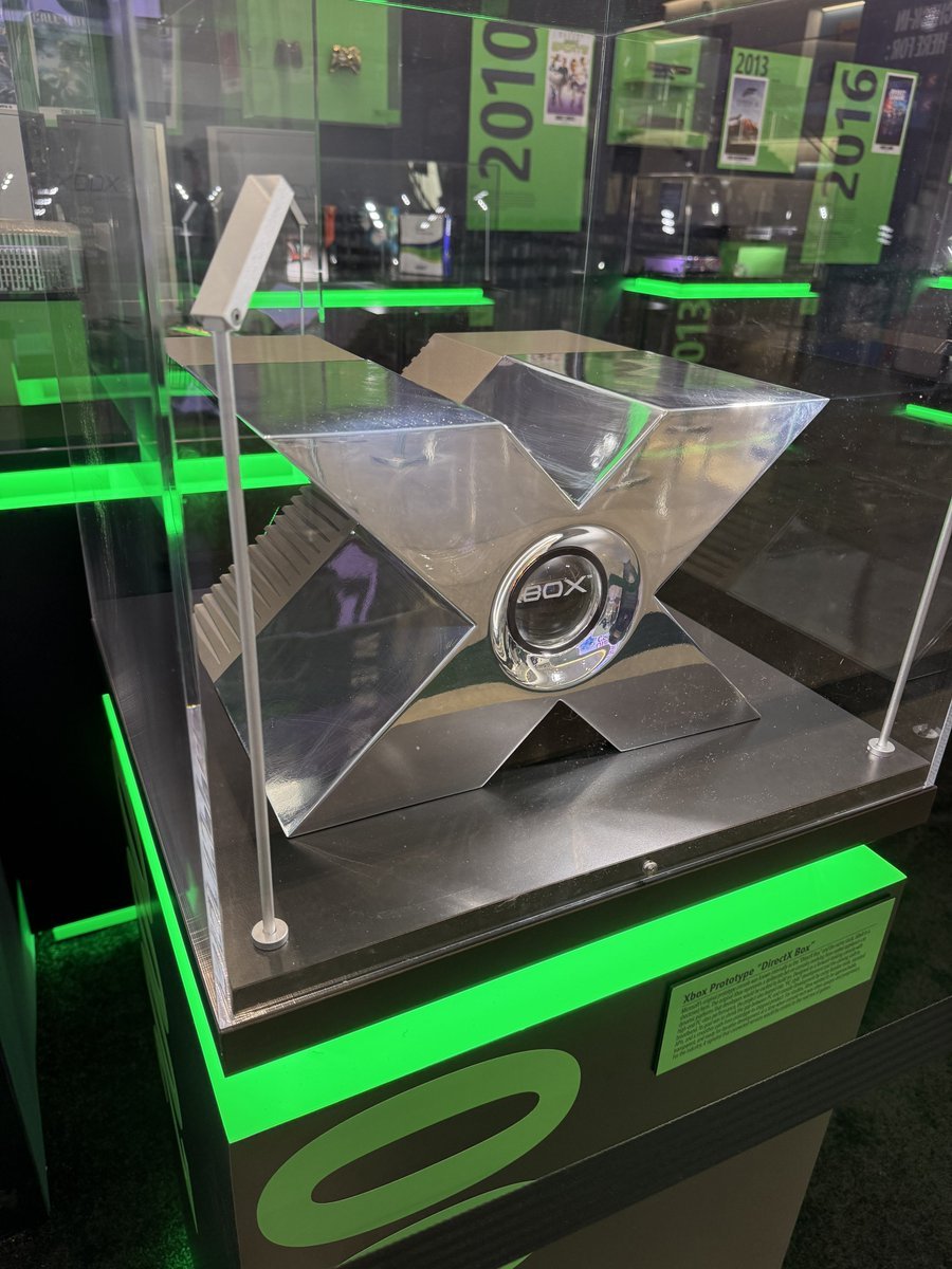 VideoGameHstry's tweet photo. The original Xbox prototype from 2000 at GDC this week https://t.co/kSDxJ40PQO