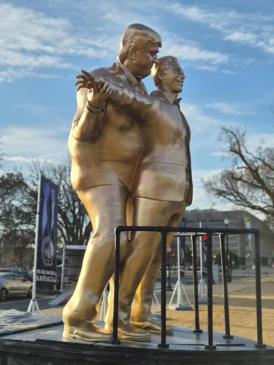 creapills's tweet photo. À Washington, cette statue détourne la scène culte de Titanic avec Trump et Epstein

Installée près du Capitole, une sculpture baptisée “King of the World” détourne la scène culte de Titanic, avec Donald Trump et Jeffrey Epstein à la place de Jack et Rose. Réalisée par le collectif anonyme “The Secret Handshake”, l’œuvre satirique transforme la pose iconique en commentaire politique cinglant.

PS : on a traduit la plaque pour que vous profitiez pleinement de l'œuvre

Plus d’infos : https://t.co/PCvZ85omZ2