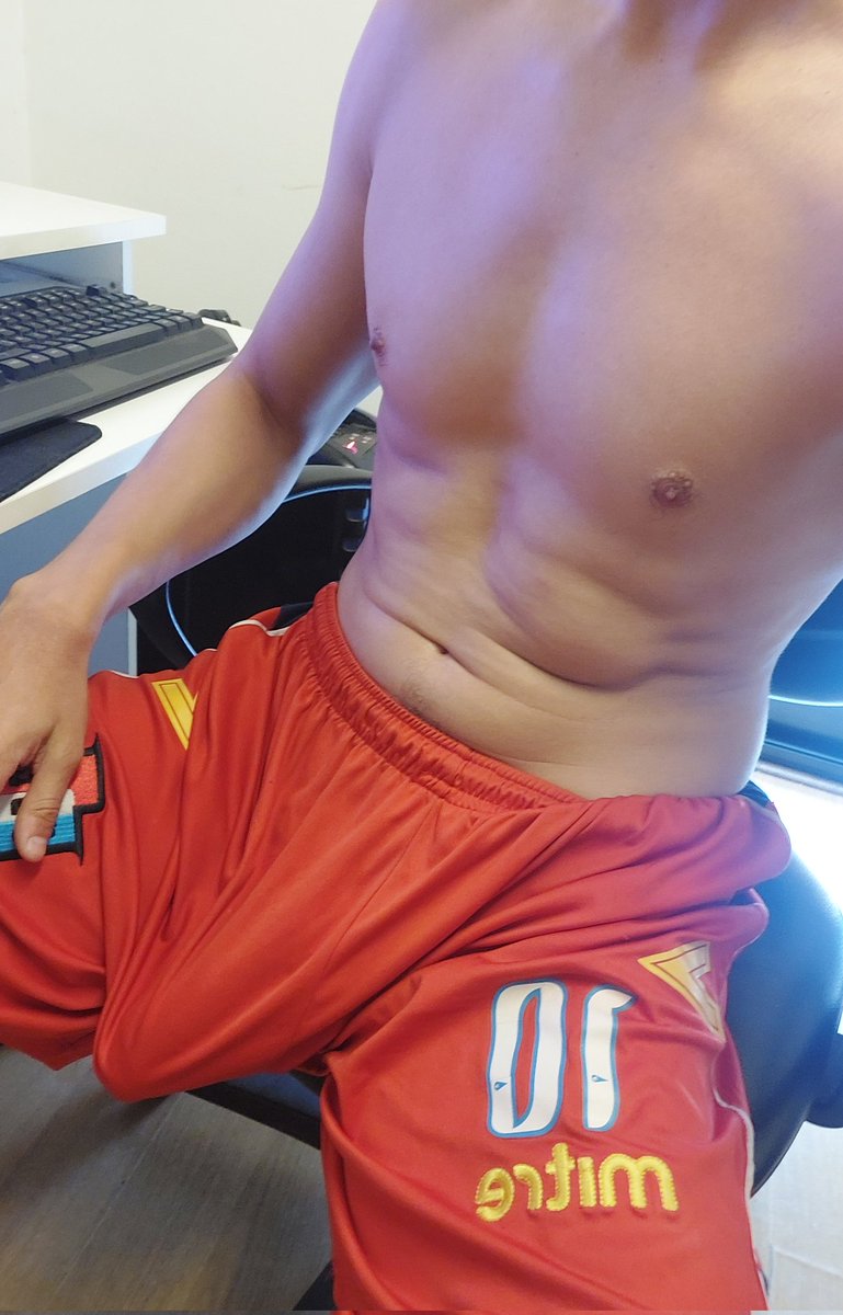 XDex486376's tweet photo. 🔥 ¿Quieren ver cómo pelo la pija en estos shorts deportivos?
🍆 https://t.co/Xnu55YU7Il https://t.co/Cdb2XrQtOs