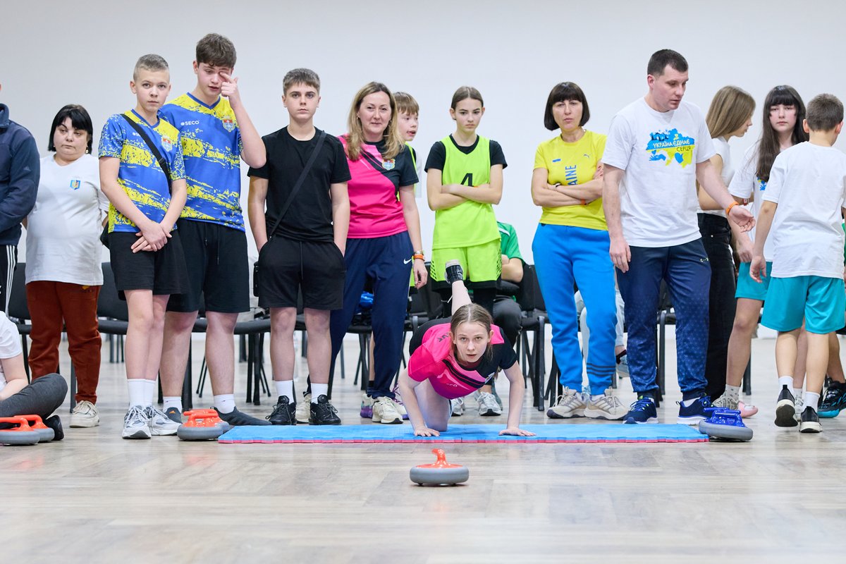 FloorCurl tweet media