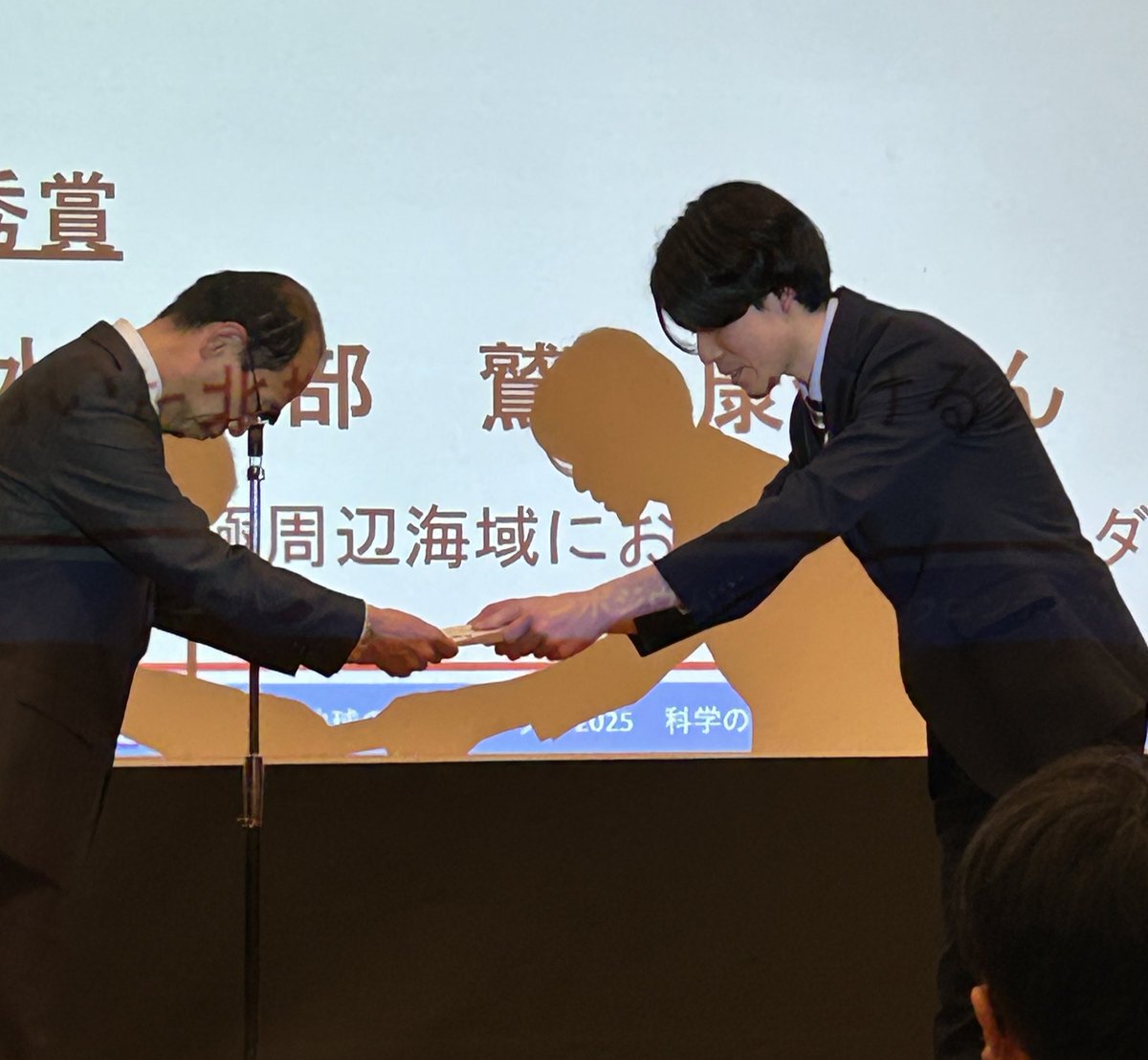 LabKasai's tweet photo. 鷲見君が、学生最優秀発表賞を受賞しました！　

発表タイトル「環境DNAを用いた北極周辺海域におけるスケトウダラ分布域の推定」 https://t.co/t8vb7R5naF