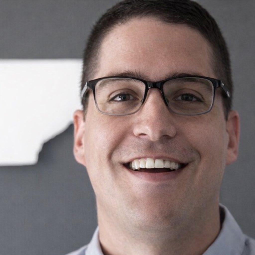 “OSWALDO GABRIEL CASTILLO LUNAR 
Nacido ~1993 | Ciudad Ojeda, estado Zulia (32 años)

Hay nombres que nunca olvidaré de El Helicoide. Oswaldo Castillo es uno de ellos.

Compartí tiempo en prisión con él. Un chamo humilde, opositor, buena gente. Estudiante de ingeniería en